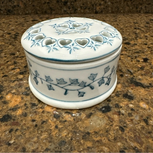 Vintage Ceramic Blue & White Round‎ Heart Floral Trinket Box - Picture 3 of 5